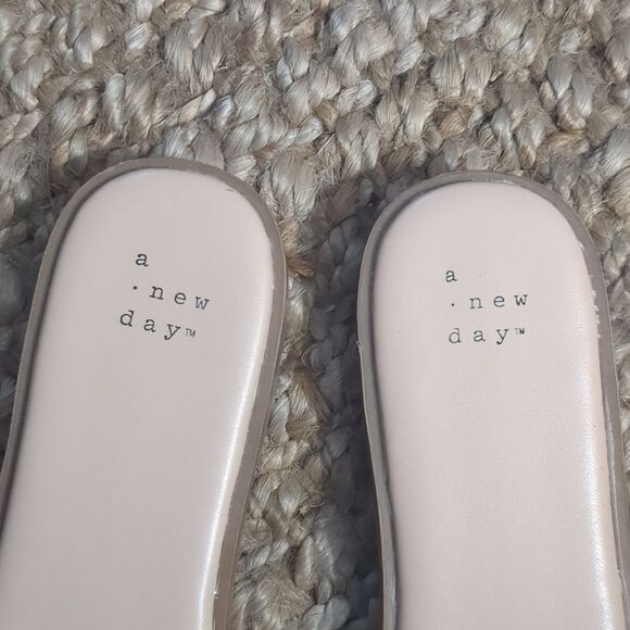 A New Day Cream/ Diamond Silver Glitzy Sandals 8.5 Flat Cushy Comfort - Picture 6 of 8